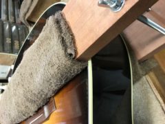 Gibson J45 cutaway オリジナルクランプでのトップ膨らみ補修
