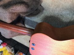 Tacoma P1 トップ再塗装(オイルフィニッシュ),ピックガード取付、弦高低め調整